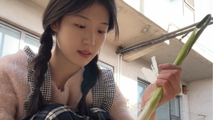 Ở Sơn Tây, chỉ cần một chiếc kéo cũng có thể làm ra một bát mì.