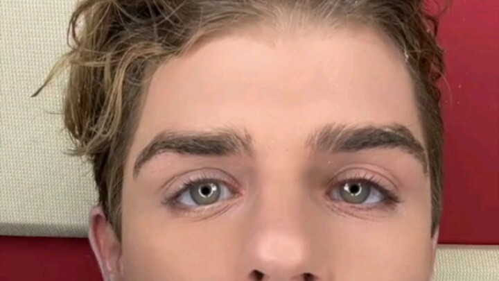 หนุ่มต่างชาติจำลองบทบาทช่างแต่งหน้าในสถานฌาปนกิจ ทึ่งทุกช่วงเวลา!👀