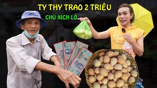 Ty Thy trao 2 triệu của MTQ cho ÔNG 3 XÍCH LÔ, tặng thêm trứng gà bánh mì  - Ty Thy Vlog Gỏi đu đủ