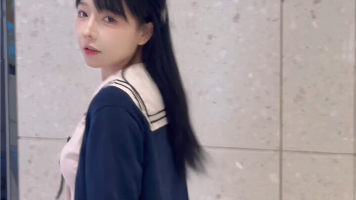 Apa-apaan sih kaus kaki pendek dan panjang ini, bikin nggak nyaman banget!