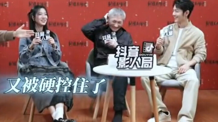 肖战：“眼球不要动”！！！主持人：“你别看我，你看肖战吧”！！！哈哈哈，这个采访太有趣啦！！！