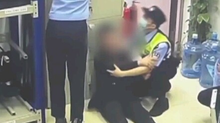 男子浑身带伤跑进地铁站，抱着警务人员痛哭：这里安全吗？