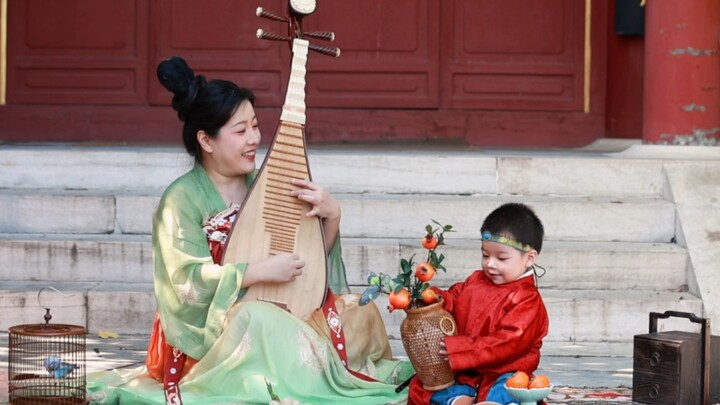 Mom takes baby to experience traditional Chinese pipa music—when you have music in your heart, every