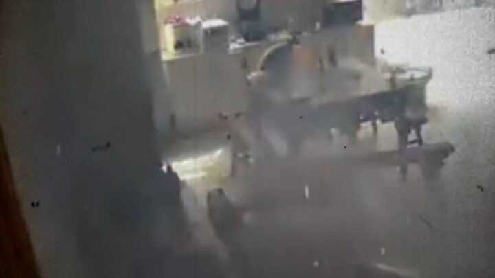 คุณย่า: แหม ไหนๆ ก็สั่งมาแล้ว ท่านเซียนก็ลองกินให้หลากหลายหน่อยเถอะ