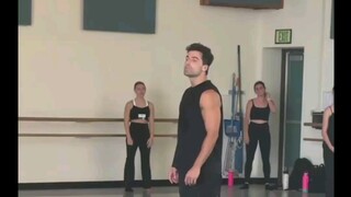 رقصة الدعم في جولة تايلور سويفت العالمية | دروس الرقص في مدرسة جان رافنيك للباليه