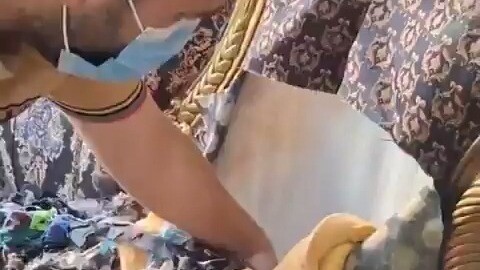 Người đàn ông Trung Đông mua một bộ đồ nội thất sang trọng, khi xẻ ra mới phát hiện đó là một cơn ác