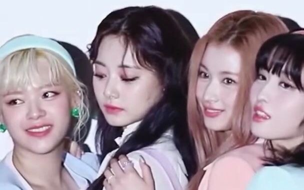 谁碰了她的屁股？