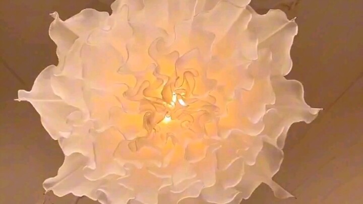 The art team StudioDrift has designed a light installation inspired by the blooming of flowers.
