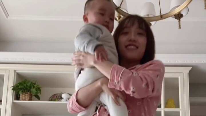 A full-time mom and her baby danced to the theme song of Youth With You 2, and the curious baby stol