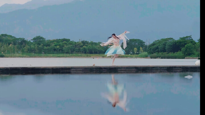 She dances so gracefully in the typhoon