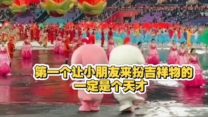 Yang pertama kali membiarkan anak-anak berpura-pura menjadi maskot pastilah seorang jenius