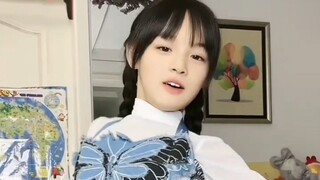 刘雨萱的蓝色蝴蝶爵士服，你喜欢吗?