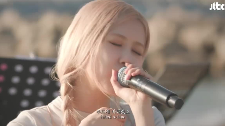 ROSÉ đã trình diễn ca khúc “Vì Yêu Em” trong một chương trình tạp kỹ, đến đoạn cuối thì ROSÉ rơi nướ