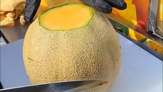 Versi jalanan dari "Ninja Buah", keterampilannya dalam mengupas dan memotong dadu semulus air mengal