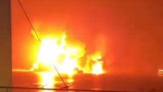 Hampir saja kapal terkenal Rudal di pelabuhan yaman