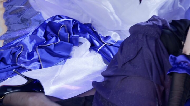 Sao anh trai lại mặc đồ hở hang vậy?