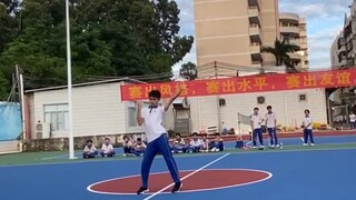 【小P】零基础男高中生操场热舞《I cant stop me》，女生们都不看旁边打篮球的了！太妖娆了大家捧着饭盒边看