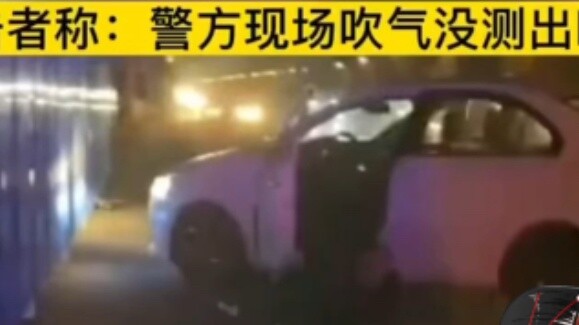 [Xianhiira News] The driver of the white car was emotional after an accident between two cars