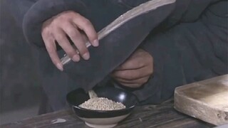 母亲饿的断气时想吃饺子，儿子用鞋底偷了一两麦子，做成六个饺子送母亲上路