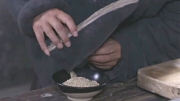 Khi người mẹ sắp chết đói, bà muốn ăn bánh bao. Người con trai đã lấy trộm một cân lúa mì bằng đế gi