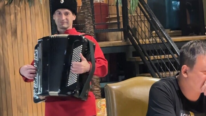 Aku mau merekamnya, terus dia langsung berjalan mendekat, imut banget! (Sedikit demi sedikit akan di