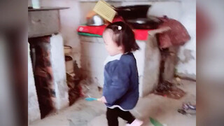 عندما يتسلل الوالدان إلى المنزل، يكون رد فعل الطفل مفجعًا