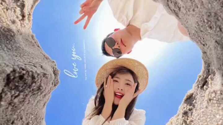 Couple’s beach photos: This is how you nail the heart-shaped pose on the sand!