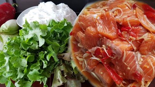 ส้มตำแซลมอลเผ็ดๆแซ่บๆกินกับขนมจีน  Spicy Papaya Salad With Raw Salmon