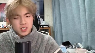 Làm sao nó có thể bảo vệ cổng trong khi lái xe tăng? ? ?