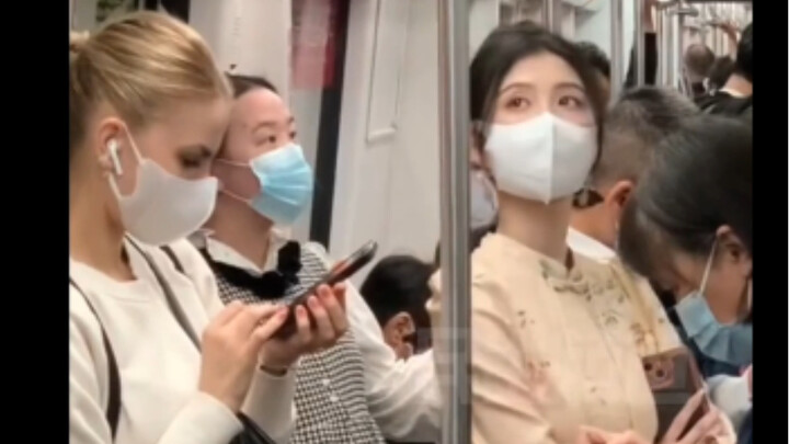 When an East Asian girl meets a Western girl, this duo in the same frame is just too eye-catching!