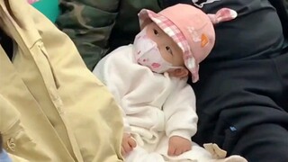 我也不想抱她，可是她看着我耶