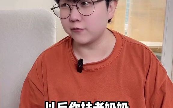 Man criticized for improper hand placement while rescuing a little girl—what do you think?