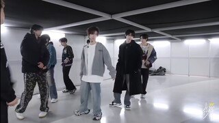 Seven people with seven different dressing styles. Although Ma Ge is wearing a black windbreaker, he