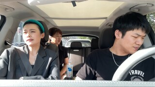 #Couple's Daily Life# Female Driver: You can't avoid getting your shoes wet if you're always hanging
