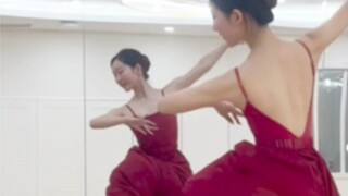 The dance "China in Lights" is presented to everyone on New Year's Eve, wishing family happiness, pe