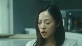 สามีรับประทานอาหารที่โต๊ะสองโต๊ะและมีภรรยายืนล้อมกรอบอยู่