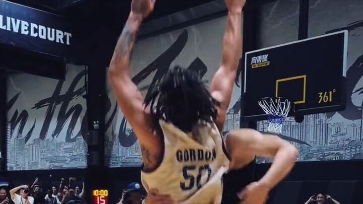 Ngay khoảnh khắc Gordon ăn mừng với tôi, tôi cảm giác như mình đang thi đấu ở NBA!