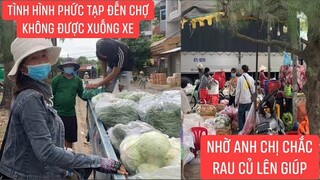 Đến chợ Cái Dầu mua 1 tấn rau củ quả để chuẩn bị 200 phần quà gởi lên cho bà con Bình Dương