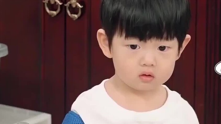 Xiaobao belum bisa bicara, jadi komunikasi semua tergantung pada Xiaomi. Cukup dengan satu pandangan