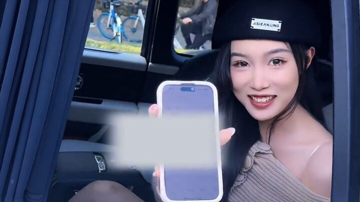 المشكلة ليست أن فتيات الدراجات النارية باهظات الثمن، بل إن سيدات رولز رويس الثريات أكثر جدوى من حيث 