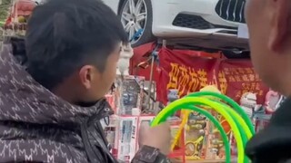 เหอหนาน ซางชิว ลุ้นคว้ามาเซราติจากการเล่นโยนห่วง ชายคนนี้ตั้งใจจะคว้าให้ได้ เล่นตั้งแต่เช้าจนมืด แต่