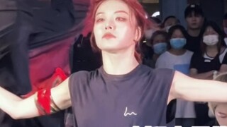 [Qiqi] Thần thực đơn Đường trình diễn cú sút trực tiếp, Hoàng Huyền Thần vào vị trí, thật hưng phấn 