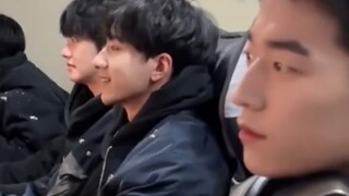 弟弟在网吧打游戏 让姐姐帮忙送东西