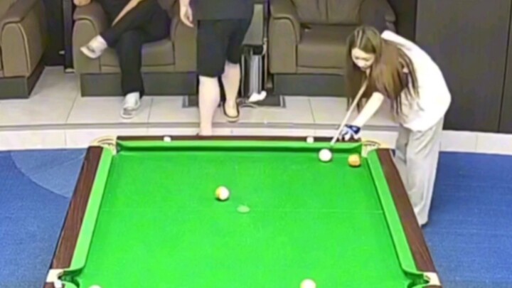 Ini baru asisten pengajar sejati—yang aku pilih bahkan nggak bisa nata bola!