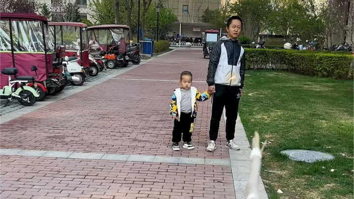 Đến giờ cơm mà không về nhà nên bị mẹ phát hiện