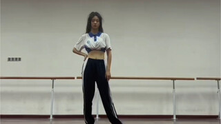 Tập nhảy trong phòng tập