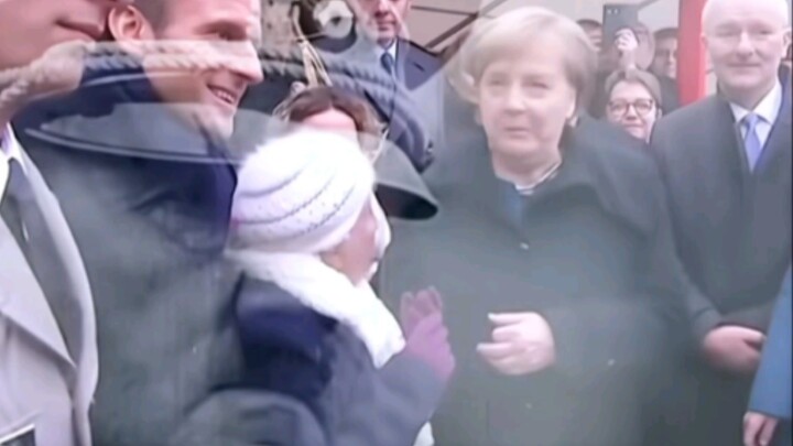 Nenek: Apa? Jerman menelepon lagi! Kuda poni, kuda poni, kuda poni, ah!