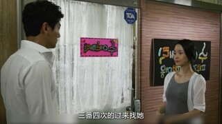 变态男当着女友的面，将魔爪伸向了女老板，关键时刻却发生了意外