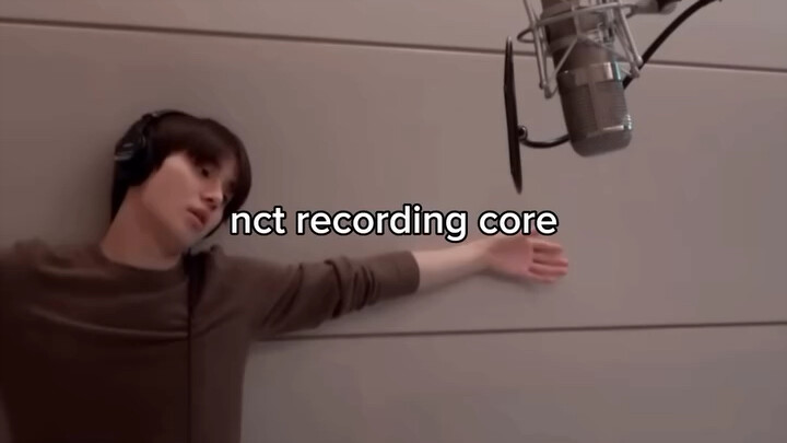 NCT phòng thu: Đôi khi cảm giác như chỉ một giây nữa thôi là mình sẽ ngã gục ngay tại phòng thu.