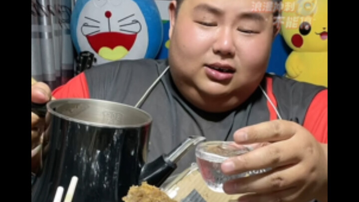 Liangzi mabuk hingga puncaknya, malah mengira bahwa pemeriksaan itu adalah Liangzi sendiri, seolah-o